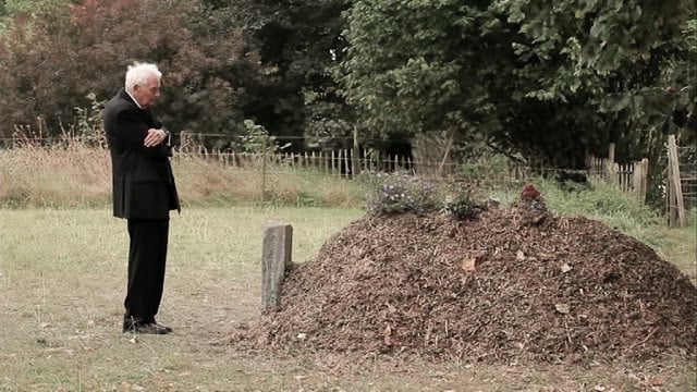 Humusation : recueillement auprès d'une tombe en terre