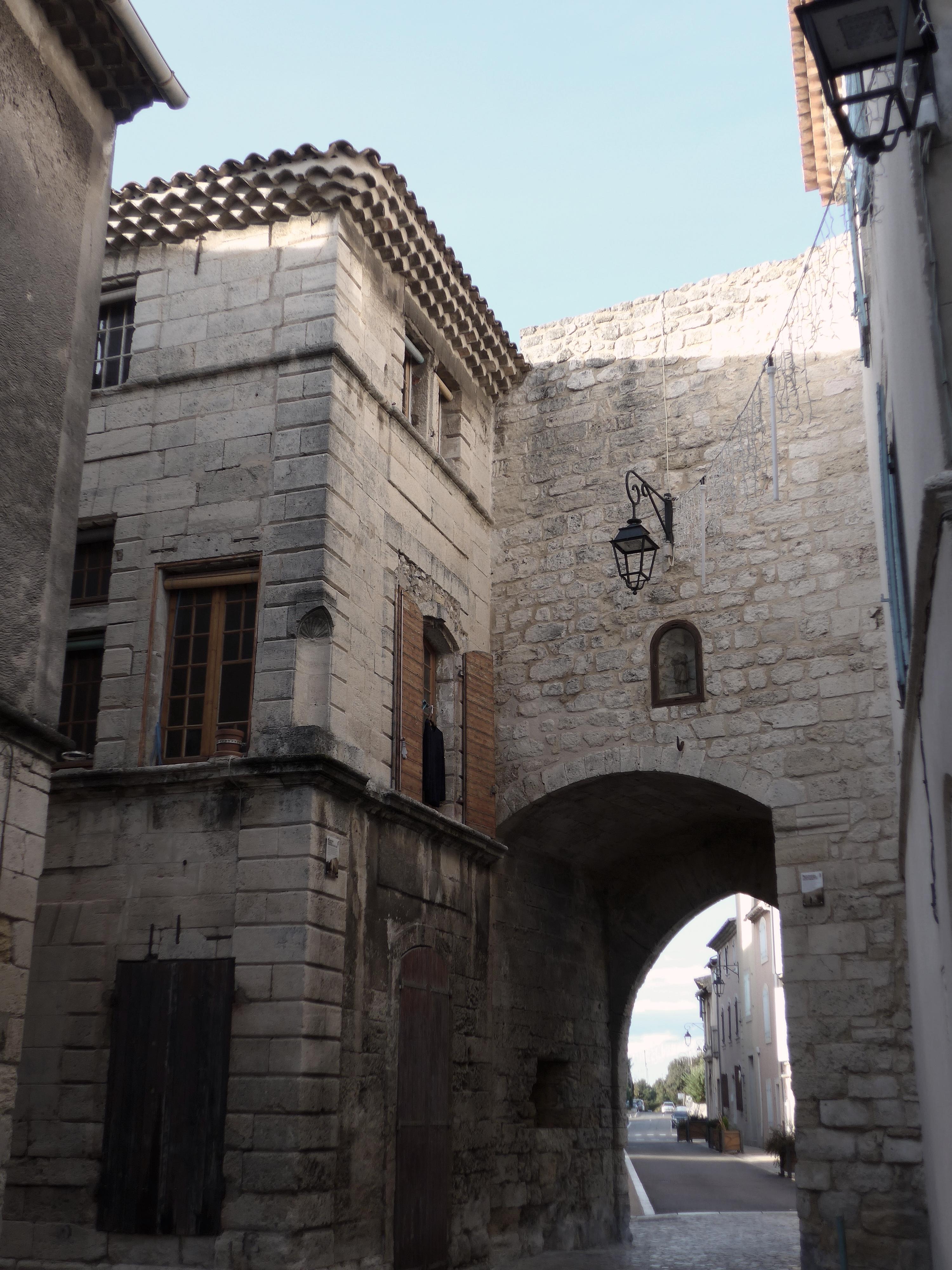 Saint-Mitre-les-Remparts